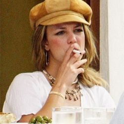 Britney røyker esigaretter
